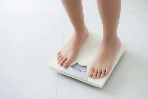 体重管理のための体重計の上に立っている女性の閉鎖足 太りすぎと食事 健康と体重減少 計量と脂肪を調べます 健康的な概念 — ストック写真