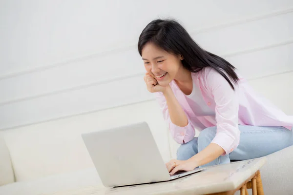 Jonge Aziatische Zakenvrouw Werken Van Thuis Met Laptop Computer Online — Stockfoto