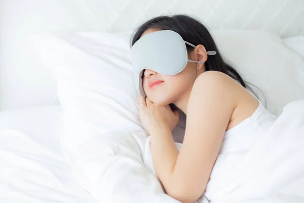 Piękna Młoda Azjatycka Kobieta Nosząca Okładkę Oka Śpiąca Łóżku Głową — Zdjęcie stockowe