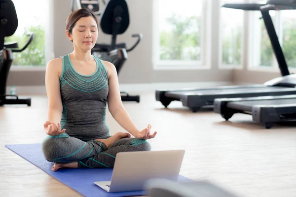 Молода Азіатка Практикує Йогу Ноутбуком Медитує Розслаблення Фітнес Центрі Тренування — стокове фото