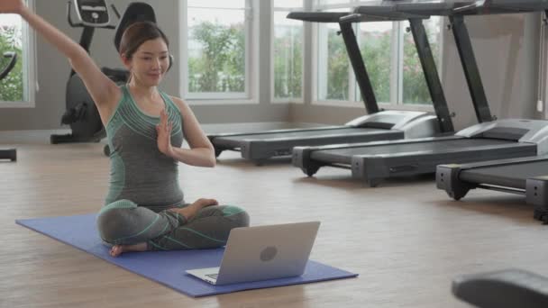 Giovane Donna Asiatica Che Yoga Con Seduta Allungare Muscoli Delle — Video Stock