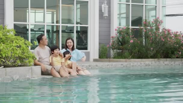 가족의 오락은 수있고 휴가를 수있으며 아버지와 어머니와 자녀들은 행복하고 관계가 — 비디오
