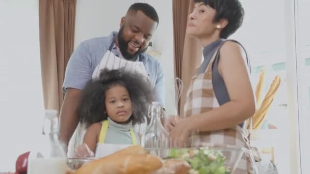 African America Familie Mit Schürze Dreschmehl Zum Kochen Und Tanzen — Stockvideo