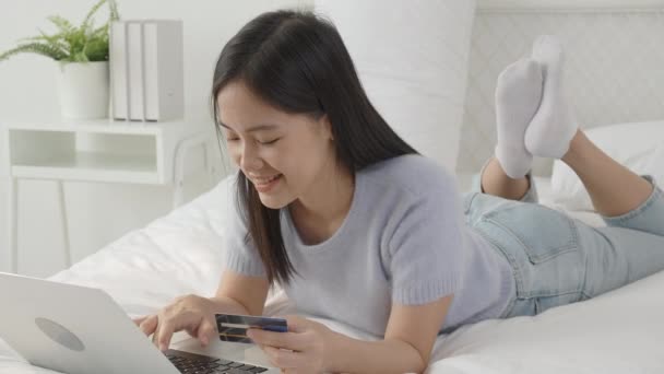 Mujer Asiática Joven Acostada Cama Usando Computadora Portátil Compras Línea — Vídeos de Stock