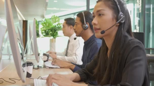 与友好的男女呼叫中心和支持客户的操作员 有帮助和顾问的商业团队 顾问服务台和联系人 沟通概念的客户服务 — 图库视频影像