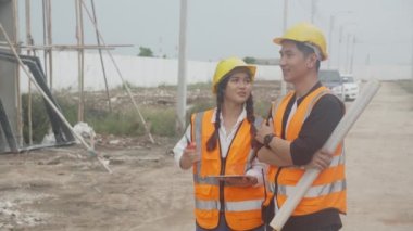 Mühendis ve mimarlardan oluşan bir grup proje planlama, inşaat alanı, geliştirme ve anket yapı malikanesi planlama amaçlı radyo iletişimini kullanarak plan ve açıklama yapıyor..