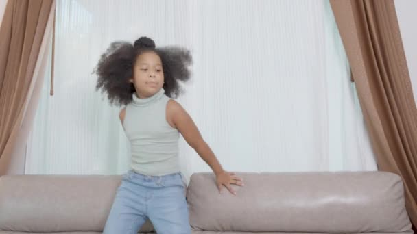 Щастя Сім Дитиною Танцює Дивані Задоволенням Розслабляється Вітальні Вдома Діти — стокове відео