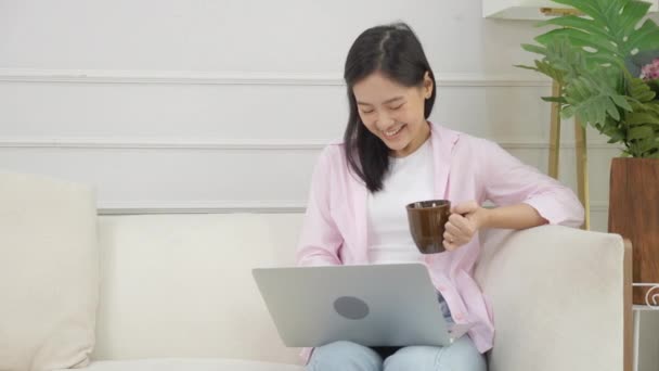 Young Asian Business Woman Work Home Laptop Computer Drinking Coffee — Wideo stockowe
