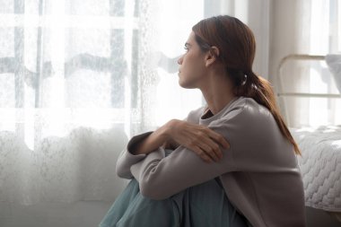 Kafkasyalı genç kadın depresyonda ve evde zihinsel sorunları var, duygu ve olumsuzluk, kadın yalnızlığı ve endişe hayal kırıklığı, ifade ve umutsuzluk, yaşam tarzı konsepti.