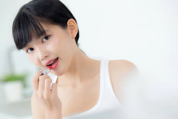 Schöne Junge Asiatische Frau Anwendung Lippenstift Rot Auf Den Mund — Stockfoto