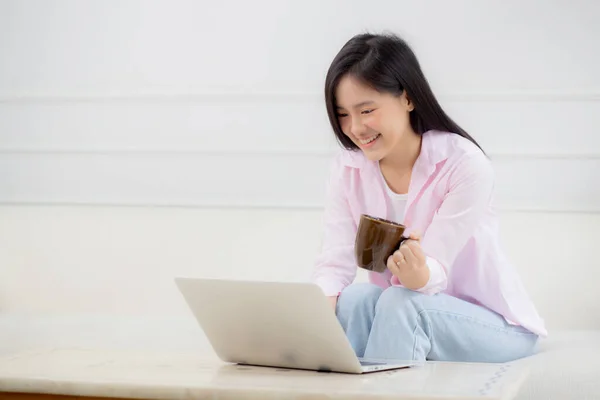 Joven Mujer Negocios Asiática Trabajar Desde Casa Con Ordenador Portátil —  Fotos de Stock