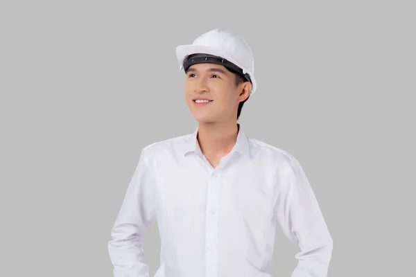 Genç Asyalı Bir Adam Miğfer Takıyor Gülümsüyor Beyaz Arka Planda — Stok fotoğraf
