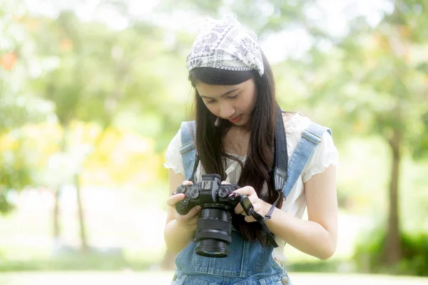 Красивое Счастье Молодой Азиатской Женщины Помощью Камеры Сфотографировать Отдыха Парке — стоковое фото