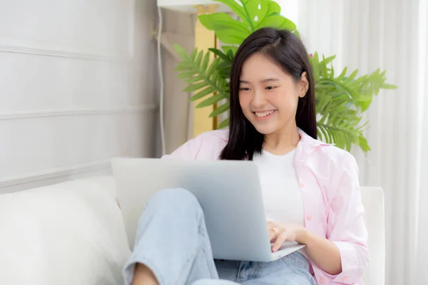 Mladé Asijské Obchodní Žena Práce Domova Notebookem Line Internet Pohovce — Stock fotografie
