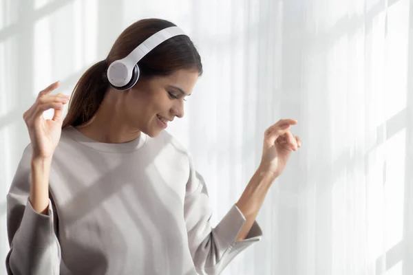 Jovem Mulher Asiática Feliz Usando Fones Ouvido Ouvindo Música Enquanto — Fotografia de Stock