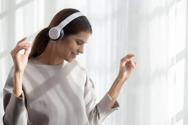 Happy Young Asian Woman Wearing Headphones Listening Music While Dancing — Stock Photo, Image