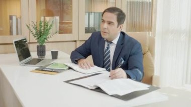 Genç yönetici ya da patron iş kadını ile iş görüşmesi, işe alım, başvuru ve istihdam, kariyer ve yerleştirme, çalışana özgeçmiş sunma yönetici ya da komite ve tartışma.