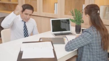 Ofisteki toplantı odasındaki çalışanla tartışan yönetici veya patron, müdürün suçlaması ve işadamı ile çatışması, fikir ayrılığı ile ifade ve tavır, iş konsepti.