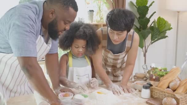 African American Family Daughter Thresh Flour Excited Cooking Father Mother — Stock Video