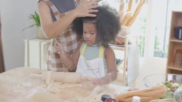 African America Familie Mit Mutter Schürze Dreschmehl Zum Kochen Mit — Stockvideo