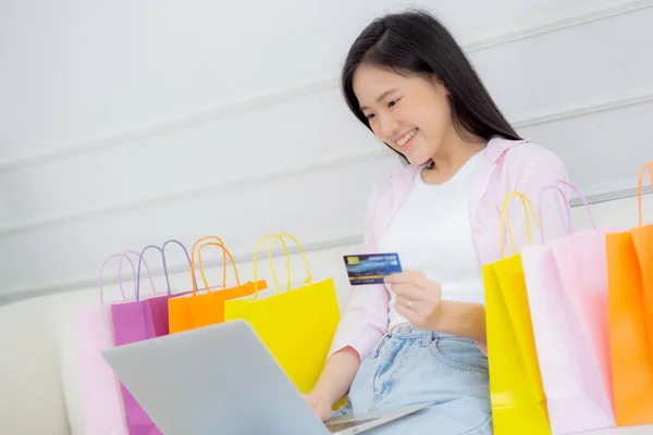 Mujer Asiática Joven Sentada Sofá Utilizando Ordenador Portátil Compras Línea — Foto de Stock