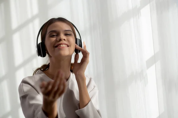 Jovem Mulher Asiática Feliz Usando Fones Ouvido Ouvindo Música Enquanto — Fotografia de Stock