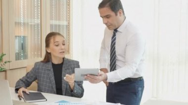 Ofiste planlama ve strateji finansmanı için takım pazarlaması yapan dijital tablet bilgisayarı, ortakla yönetici veya yönetici toplantısı ve konuşma, iş ve iletişim kavramı.