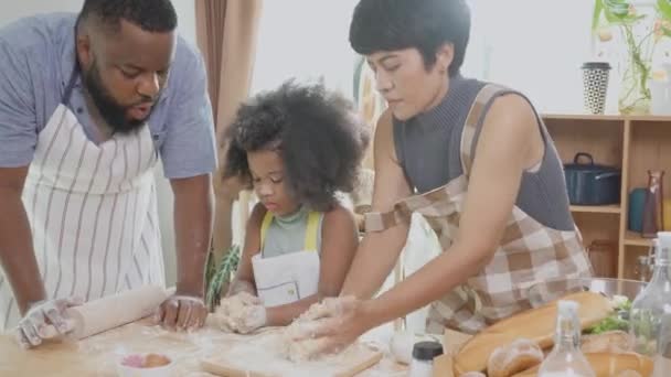 Afroamerikanische Familie Mit Tochter Drescht Mehl Für Das Gemeinsame Kochen — Stockvideo