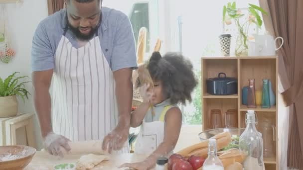 Семья Афроамериканцев Отцом Фартуке Муки Треш Приготовления Пищи Вместе Дочерью — стоковое видео