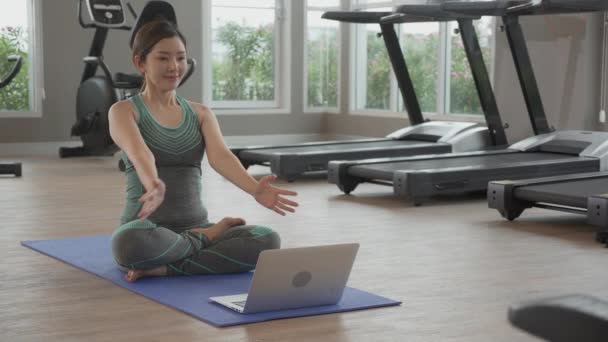 Jeune Femme Asiatique Pratiquant Yoga Avec Regarder Ordinateur Portable Méditer — Video