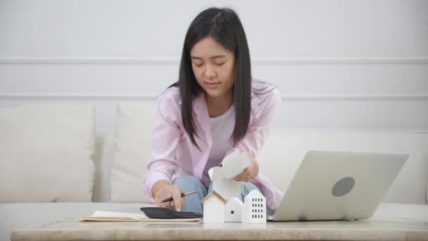 Young Asian Woman Sitting Planning Calculate Expense Mortgage Calculator Home — Vídeos de Stock