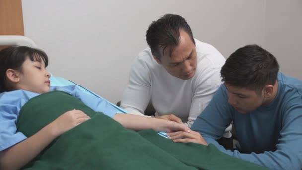 Family Children Sick Bed While Mom Dad Sibling Encourage Hospital — Stock Video