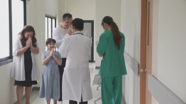 Doctor Assistant Nurse Walking Corridor Greeting Family Patient Discussion Together — ストック動画
