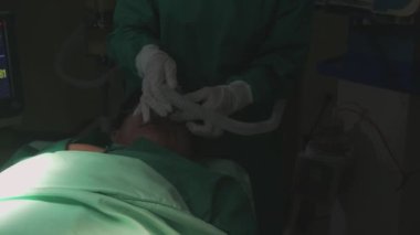 Hastane ameliyathanesinde acil durum olan oksijen maskesi tutan doktor ve asistanların elleri, cerrah iyileşme ve ameliyat, nefes alma sorunu, tıbbi ve sağlık araçları.