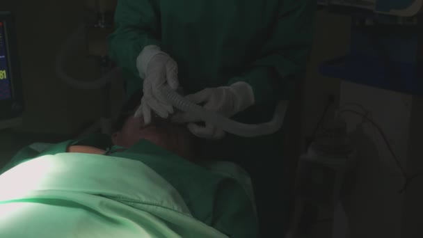 在医院手术室 外科治疗和外科 呼吸问题 医疗器械和健康等方面 医生和助理手拿氧气面罩 对病人进行急救 — 图库视频影像