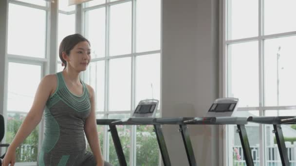 Mladá Asijská Žena Dělá Jógu Roztaženými Svaly Rukou Fitness Tělocvičně — Stock video