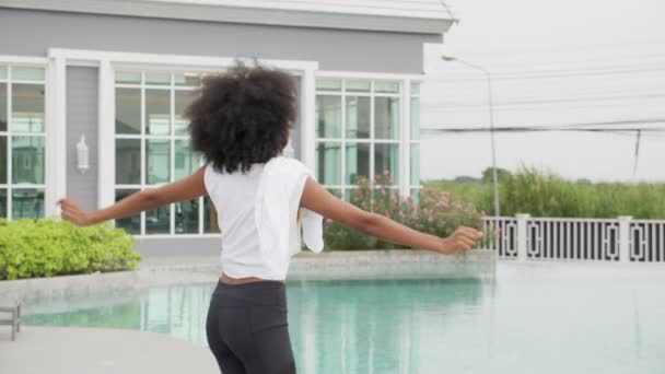 Genç Afrikalı Amerikalı Kadın Kulaklık Takıyor Müzik Dinliyor Dans Ediyor — Stok video