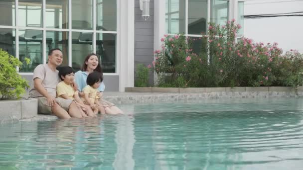 Glück Familienentspannung Pool Haus Mit Gemeinsamem Genuss Sommerurlaub Vater Und — Stockvideo