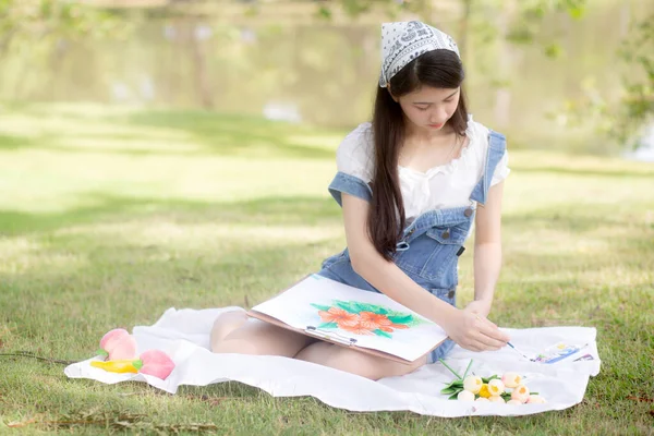 Joven Mujer Asiática Sentado Dibujo Cuadro Con Pinceles Colores Mientras —  Fotos de Stock