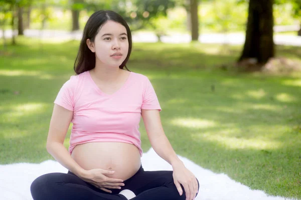 Felicidad Mujer Asiática Joven Embarazada Sentada Haciendo Yoga Con Loto —  Fotos de Stock