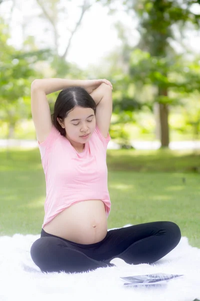 Felicidad Joven Asiática Mujer Embarazada Sentada Haciendo Ejercicio Deportivo Con —  Fotos de Stock