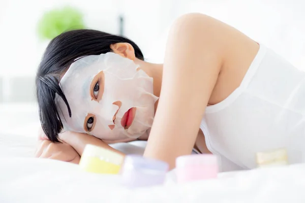Wanita Asia Muda Yang Cantik Dengan Lembaran Masker Wajah Tempat — Stok Foto