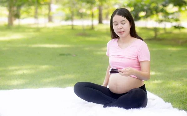 Felicidad Joven Asiática Mujer Embarazada Sentada Tacto Vientre Mirando Foto —  Fotos de Stock