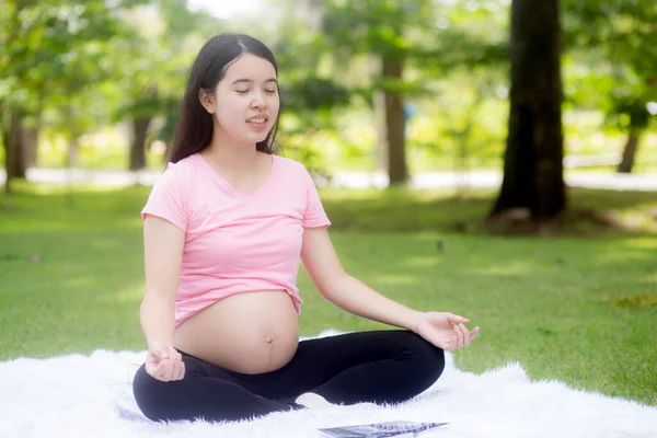 Felicidad Mujer Asiática Joven Embarazada Sentada Haciendo Yoga Con Loto —  Fotos de Stock