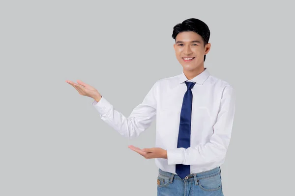 Retrato Jovem Asiático Homem Negócios Apresentando Isolado Fundo Branco Publicidade — Fotografia de Stock