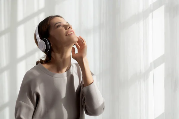 Jovem Mulher Asiática Feliz Usando Fones Ouvido Ouvindo Música Enquanto — Fotografia de Stock