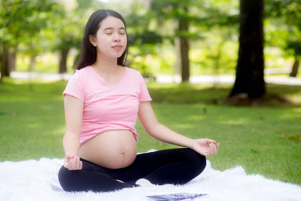 Happiness Young Asian Woman Pregnant Sitting Doing Yoga Meditation Lotus —  Fotos de Stock