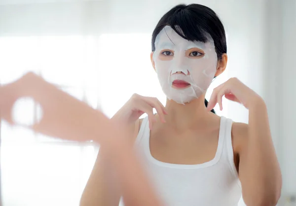 Wanita Asia Muda Yang Cantik Dengan Lembaran Masker Wajah Dan — Stok Foto