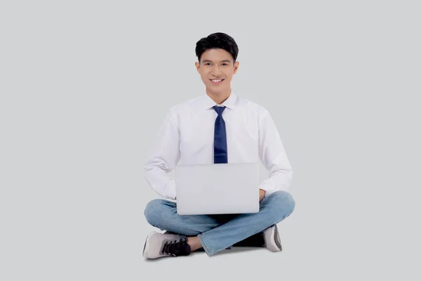 年轻的亚洲商人坐在笔记本电脑上上网 与白人背景隔离 商人自信和笔记本 自由职业 营销和交流 — 图库照片
