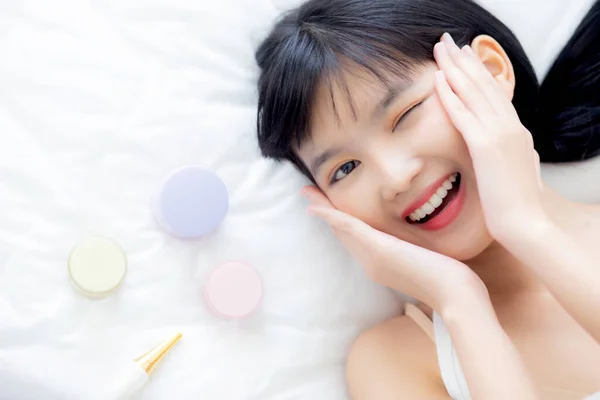 Cantik Wanita Asia Muda Tersenyum Dan Berbaring Tempat Tidur Dengan — Stok Foto